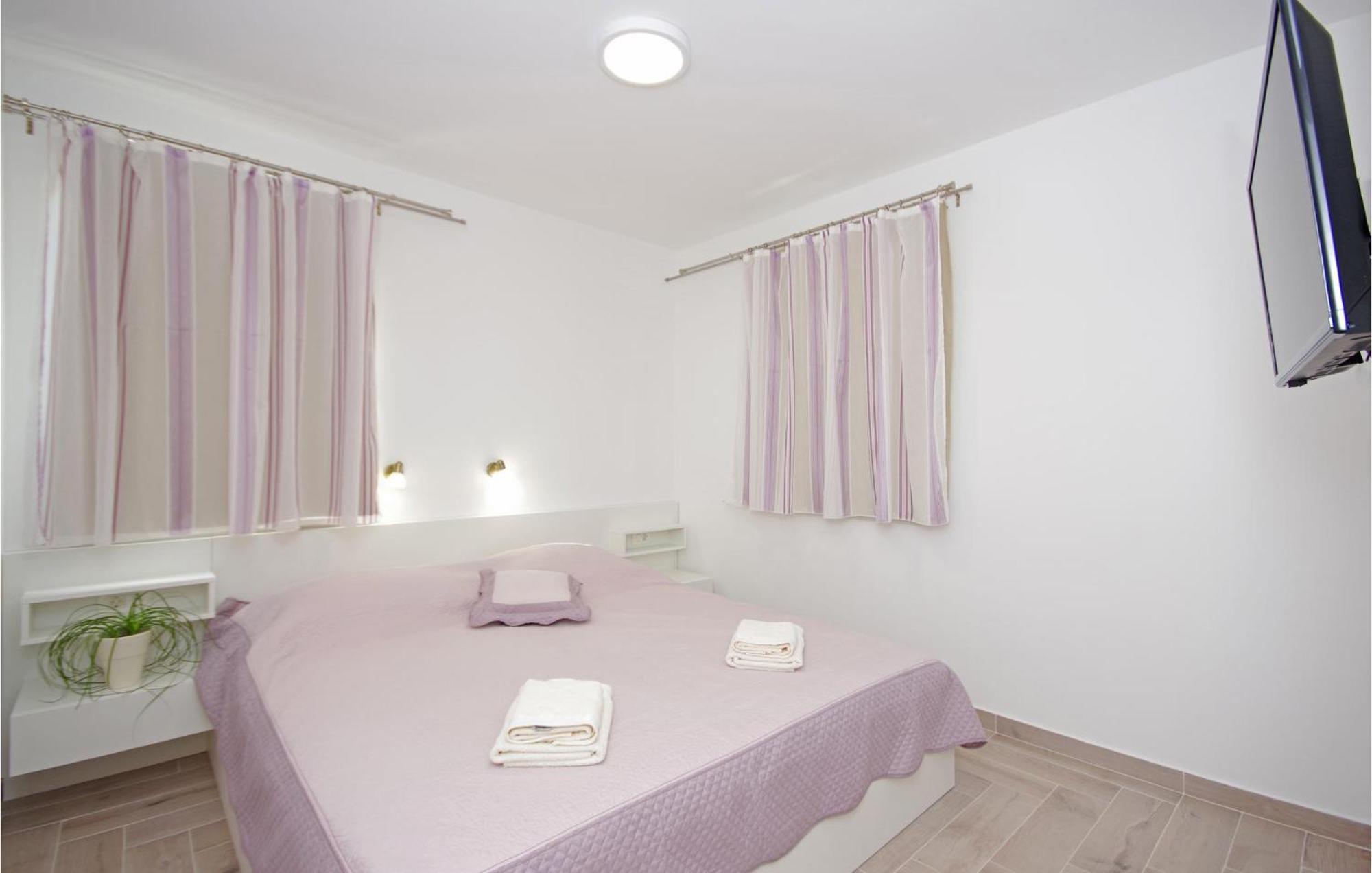 Awesome Home In Drvenik With Wifi Екстер'єр фото